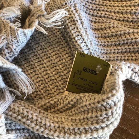 Almost Famous Gray Cold Shoulder Fringe Pullover Turtleneck Sweater Size Medium - Picture 9 of 9